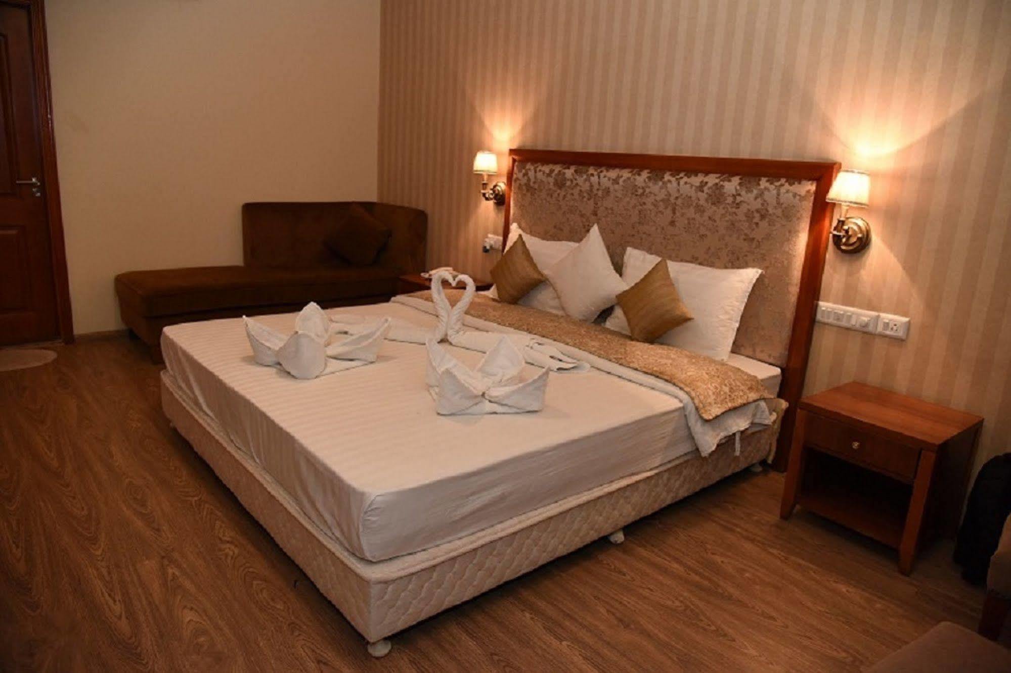 Palm Green Club Resort Jetalpur Exteriör bild