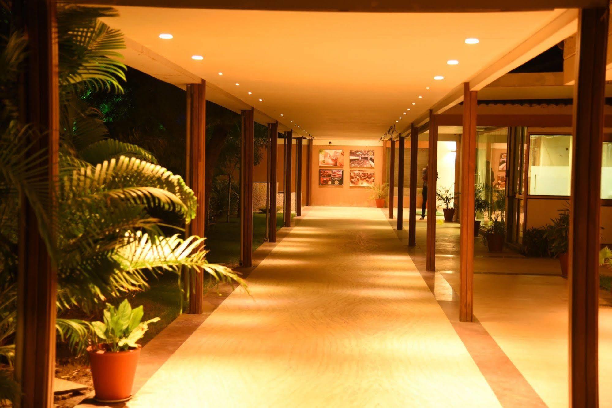 Palm Green Club Resort Jetalpur Exteriör bild