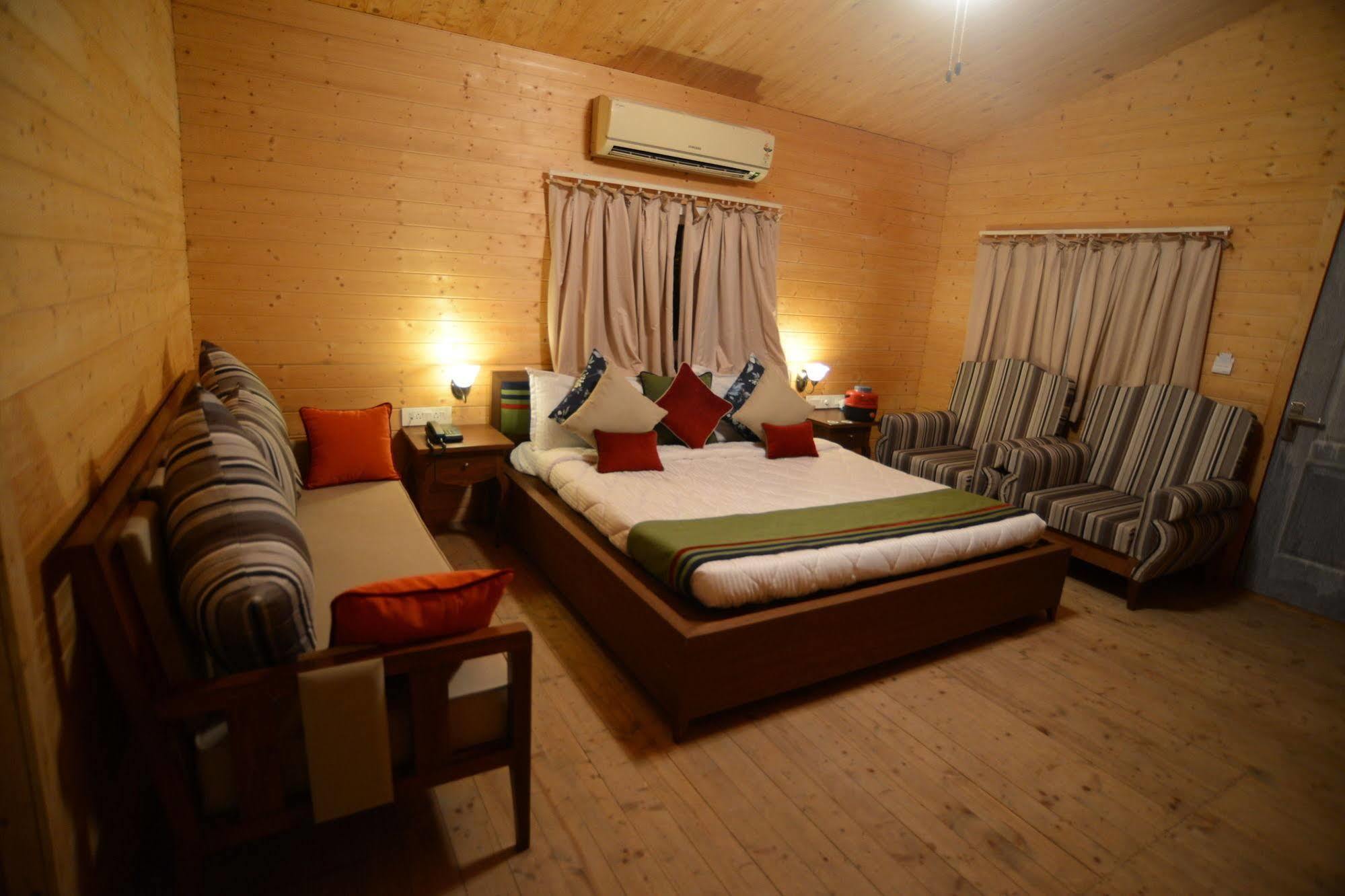 Palm Green Club Resort Jetalpur Exteriör bild
