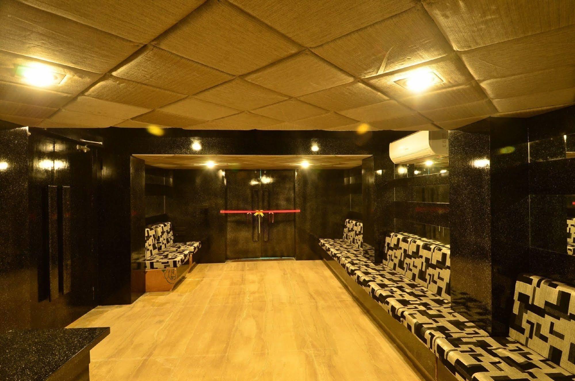 Palm Green Club Resort Jetalpur Exteriör bild