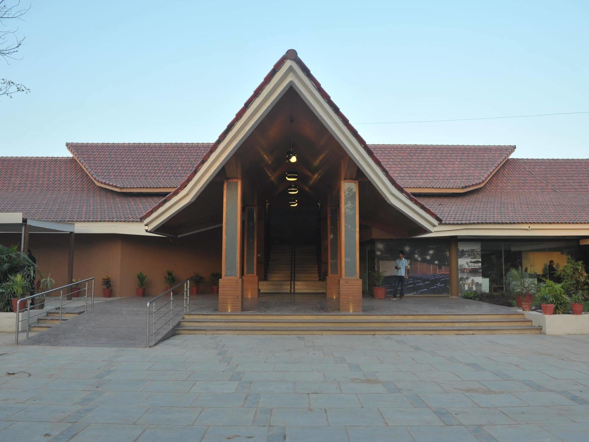 Palm Green Club Resort Jetalpur Exteriör bild